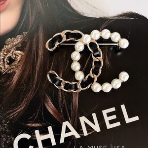 CHANEL Classic Lambskin Pearl CC Chain Brooch